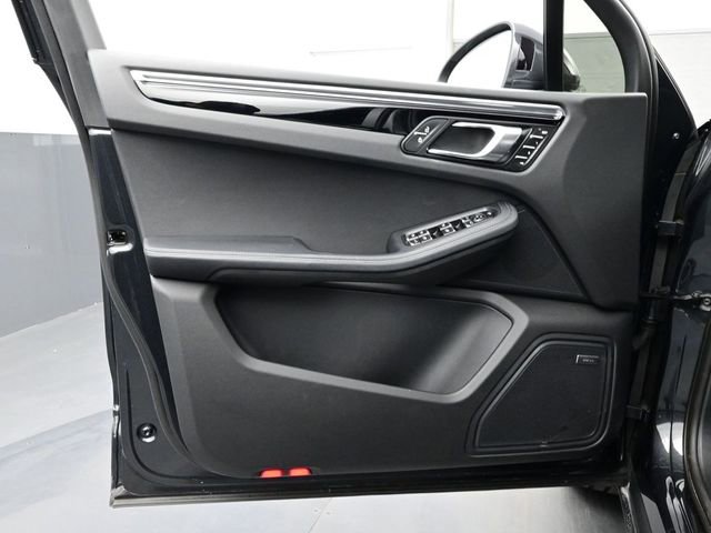Certified 2025 Porsche Macan image 7