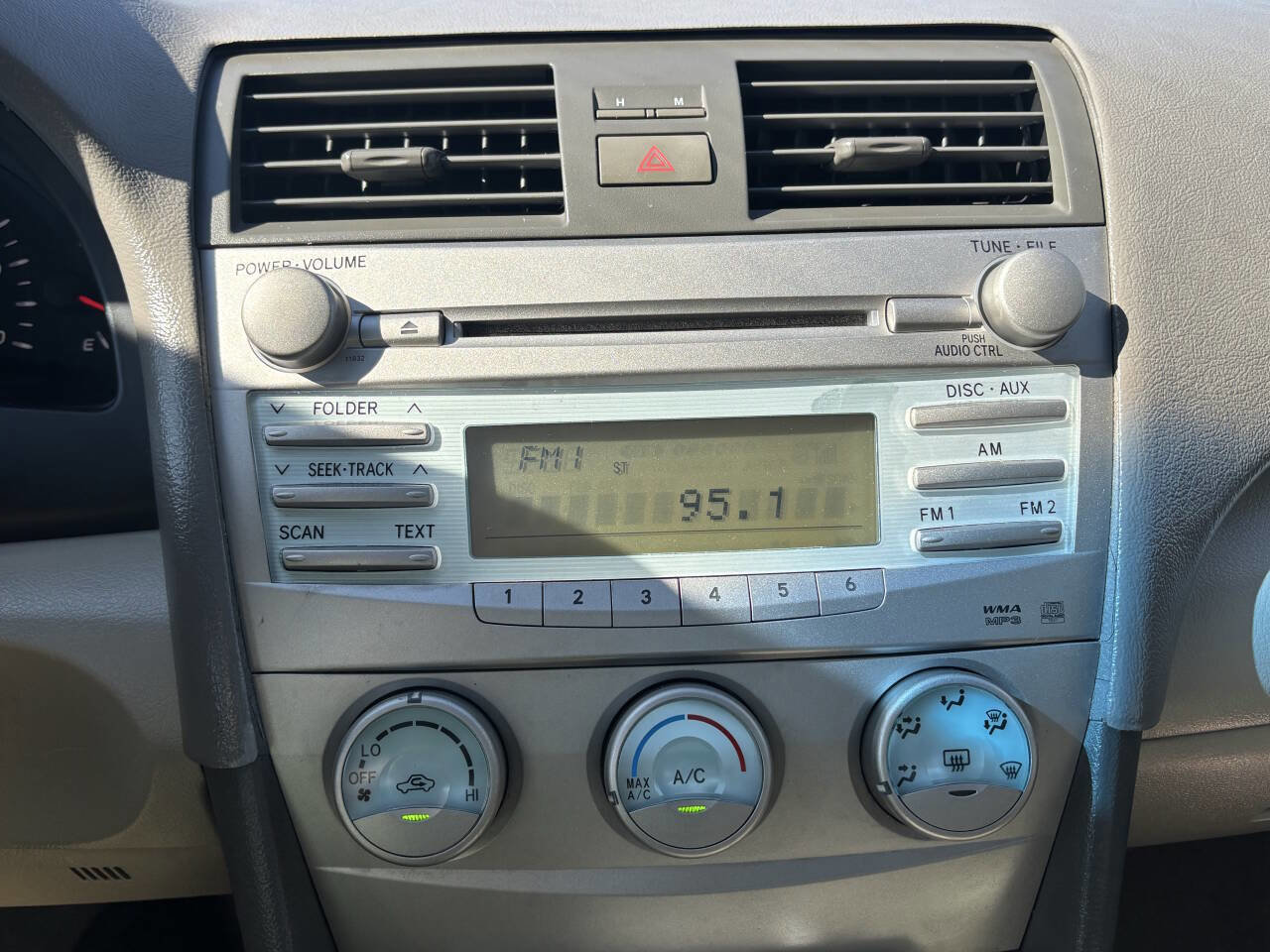 Used 2009 Toyota Camry LE FWD image 17
