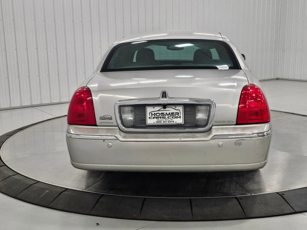 Used 2005 Lincoln Town Car Signature Limited image 4