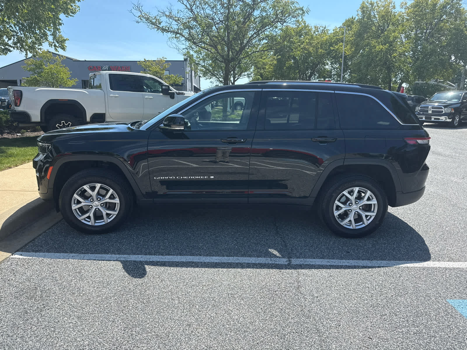 Used 2023 Jeep Grand Cherokee Limited AWD/4WD image 3