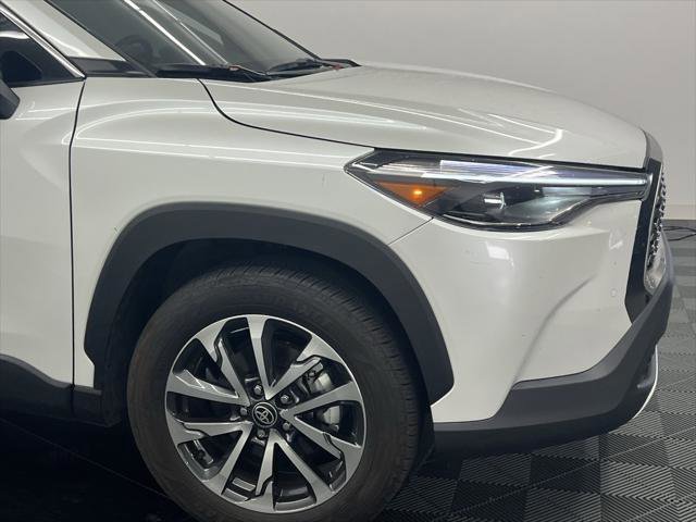 Certified 2025 Toyota Corolla Cross XLE image 6