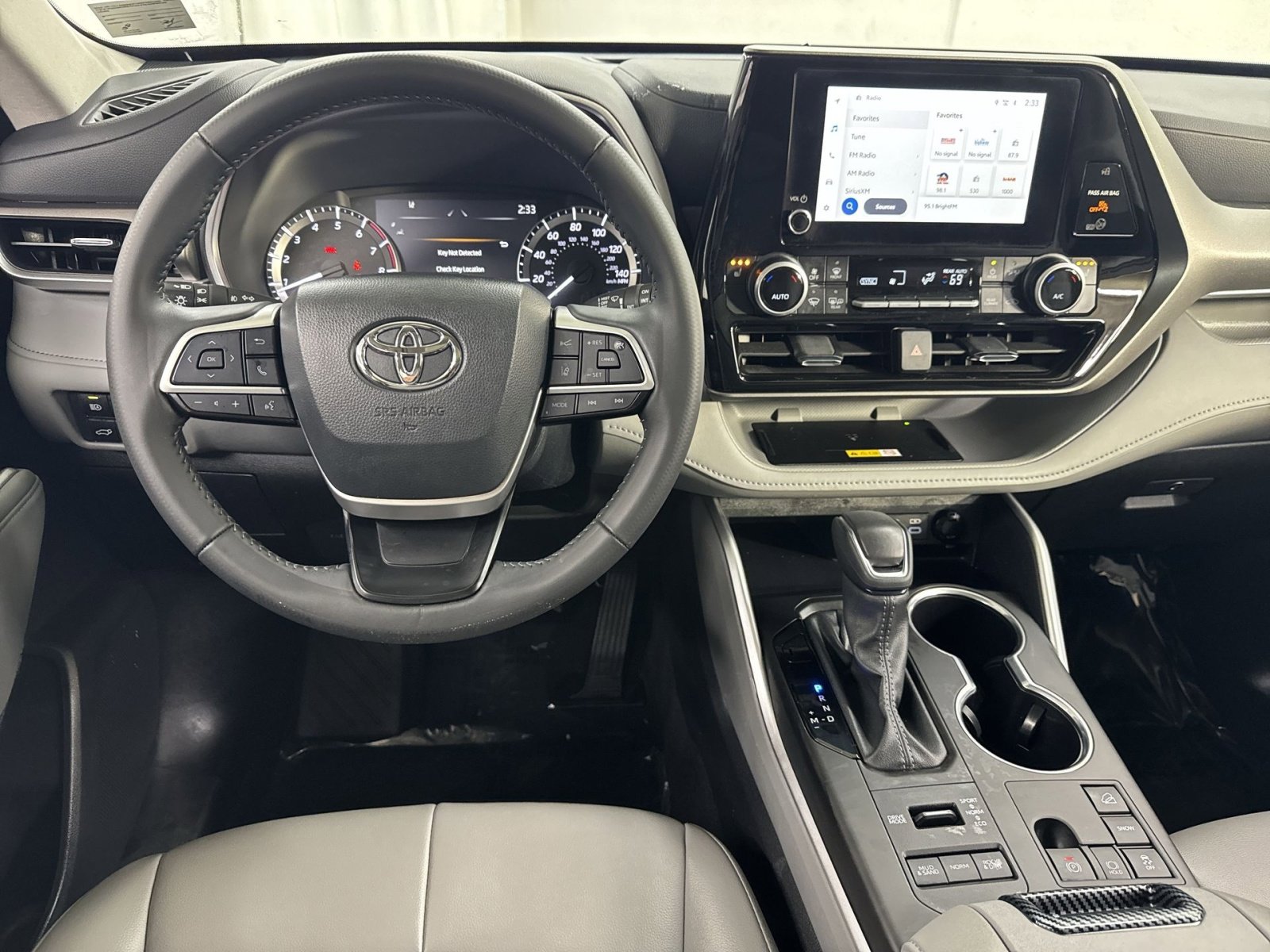 Used 2024 Toyota Highlander XLE image 27