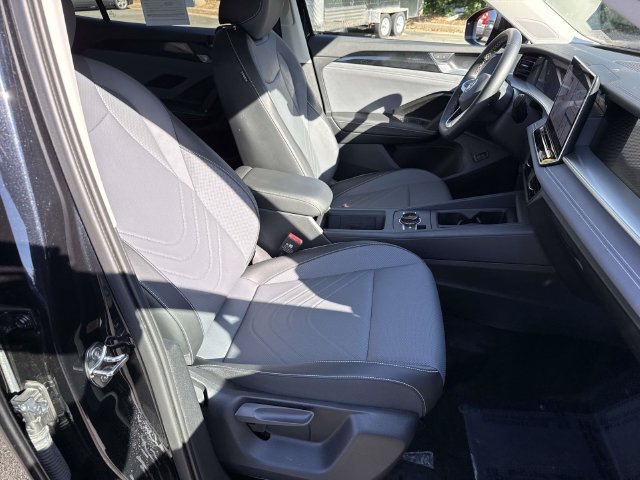 Used 2025 Volkswagen Tiguan SE AWD/4WD image 37