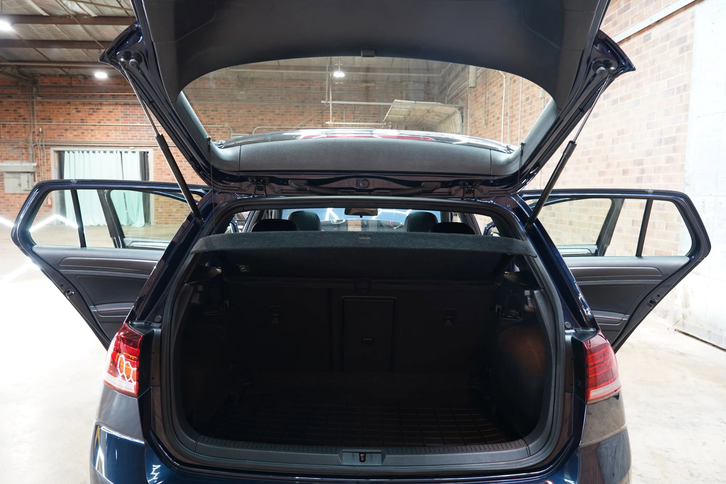 Used 2018 Volkswagen GTI SE w/ SE Leather Package image 30