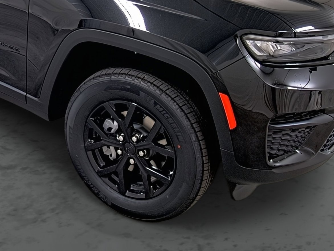 New 2025 Jeep Grand Cherokee Altitude image 14