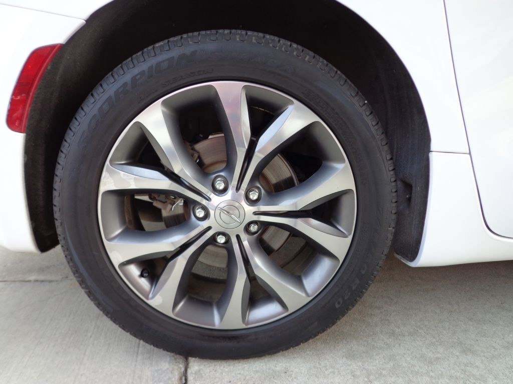 Used 2017 Chrysler Pacifica Limited w/ UConnect Theater Package FWD image 11