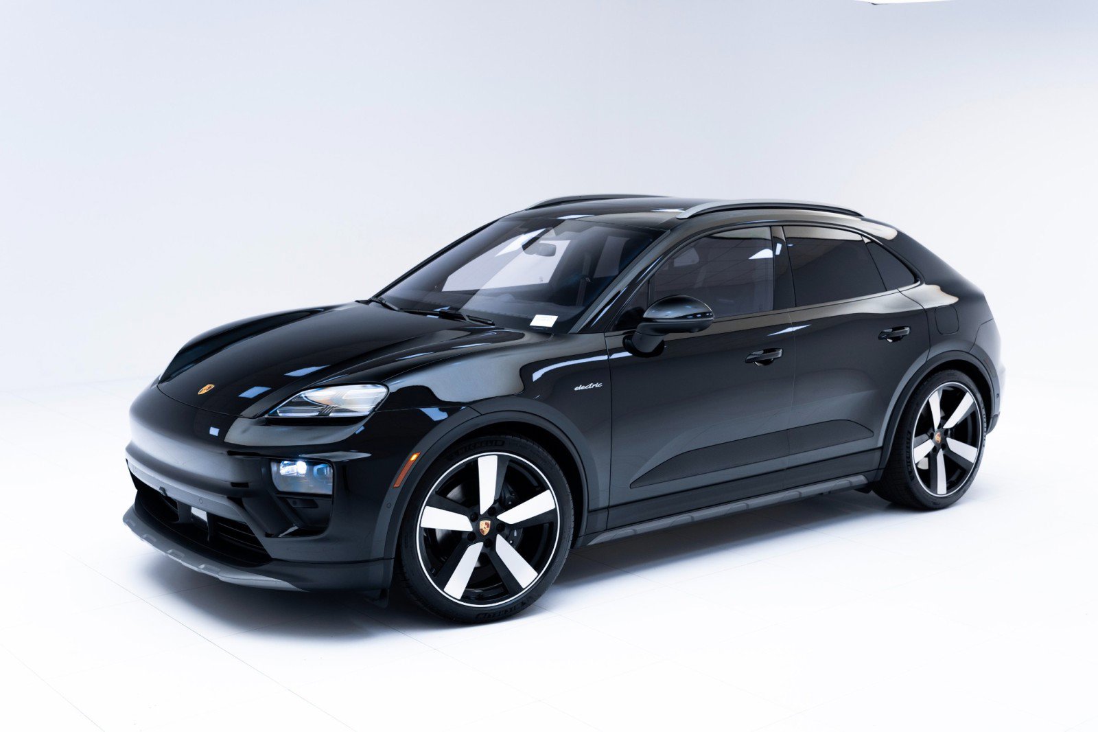 Certified 2025 Porsche Macan Electric image 1