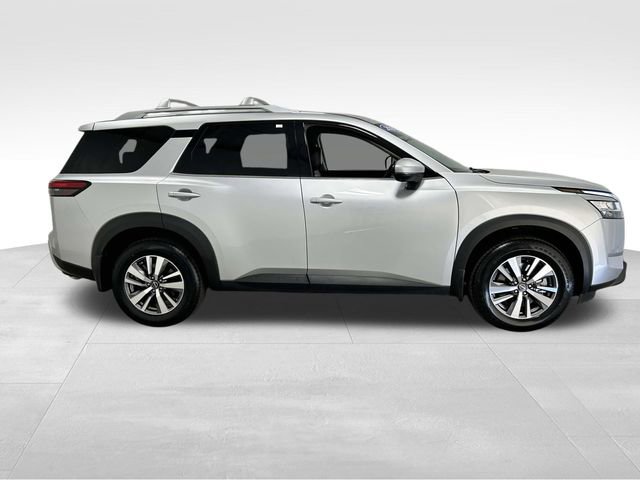 Used 2024 Nissan Pathfinder SL w/ Black Appearance Package FWD image 2