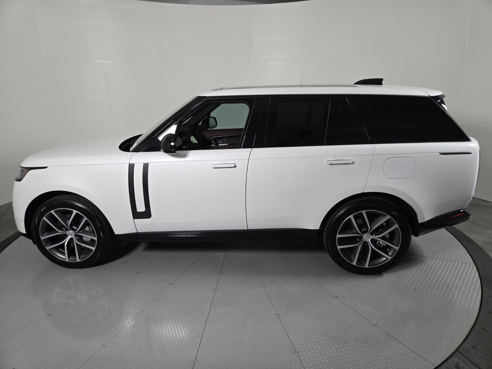New 2025 Land Rover Range Rover SE image 6