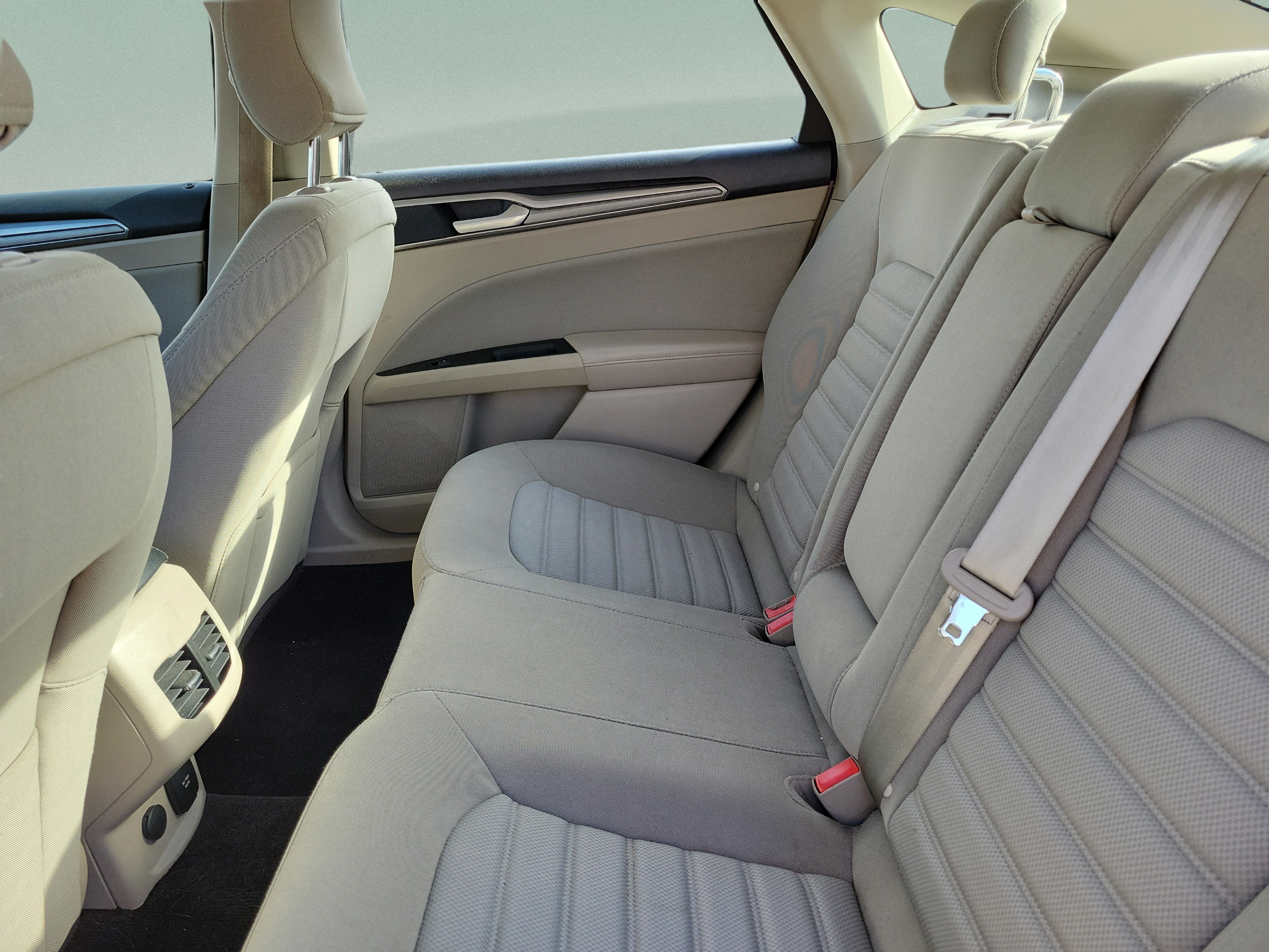 Used 2018 Ford Fusion SE FWD image 6