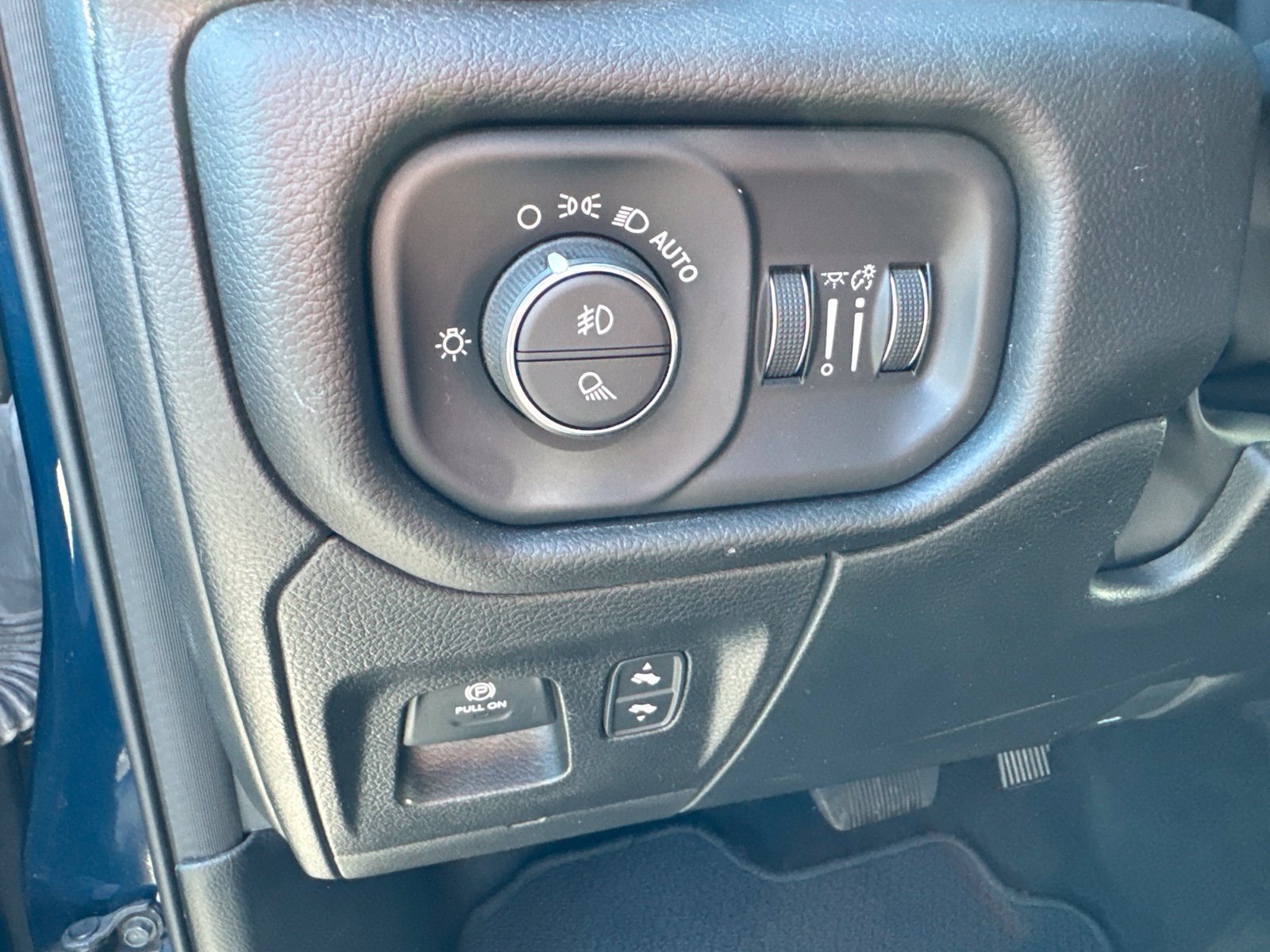 Used 2023 RAM 1500 Laramie AWD/4WD image 19