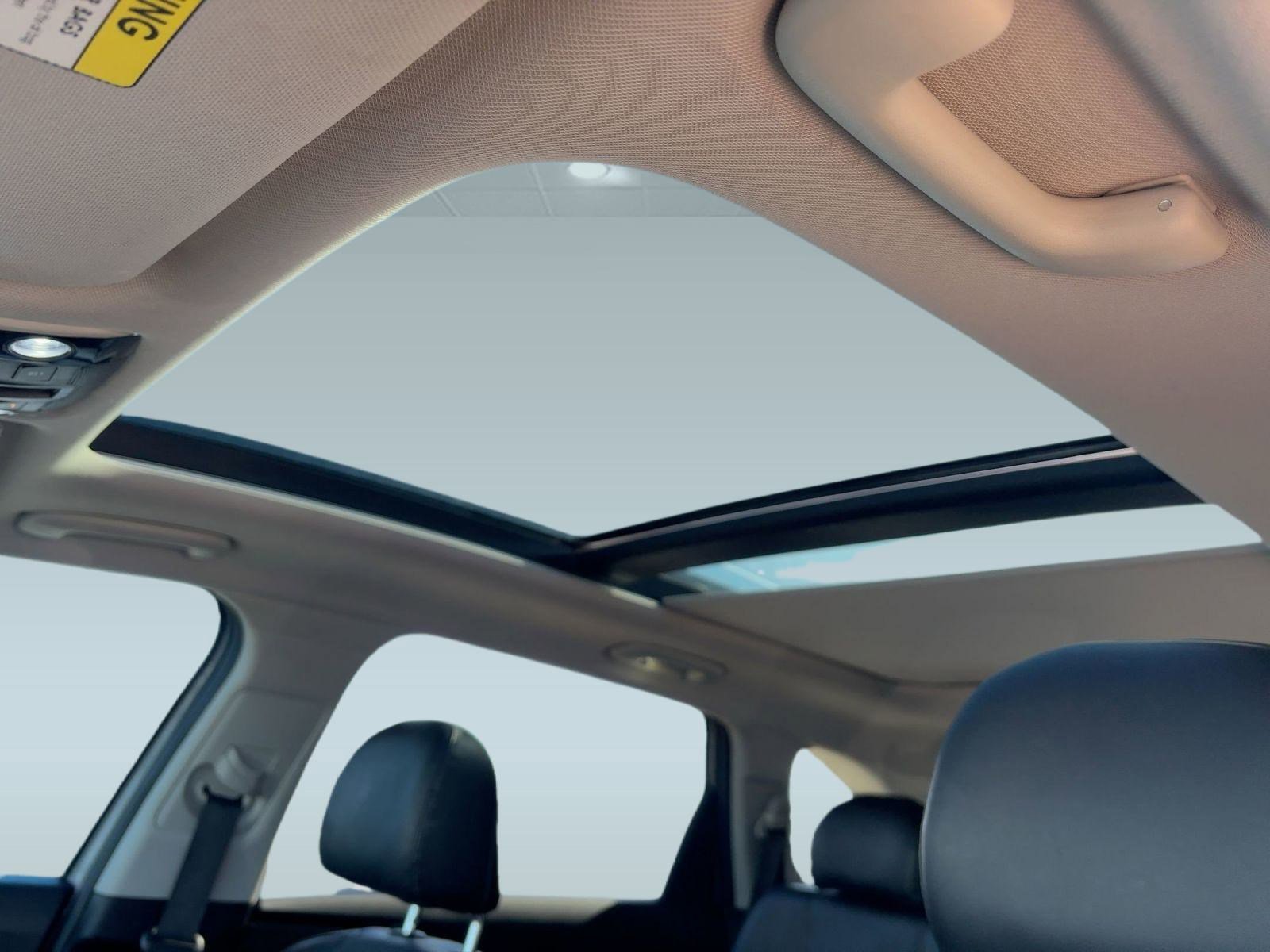 Used 2022 Kia Sorento S w/ Panoramic Sunroof Package image 16