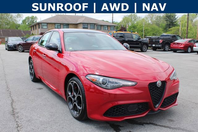 Used 2022 Alfa Romeo Giulia Veloce AWD/4WD image 2