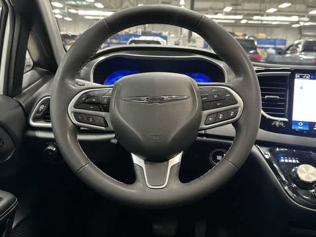 Used 2025 Chrysler Pacifica Select FWD image 15