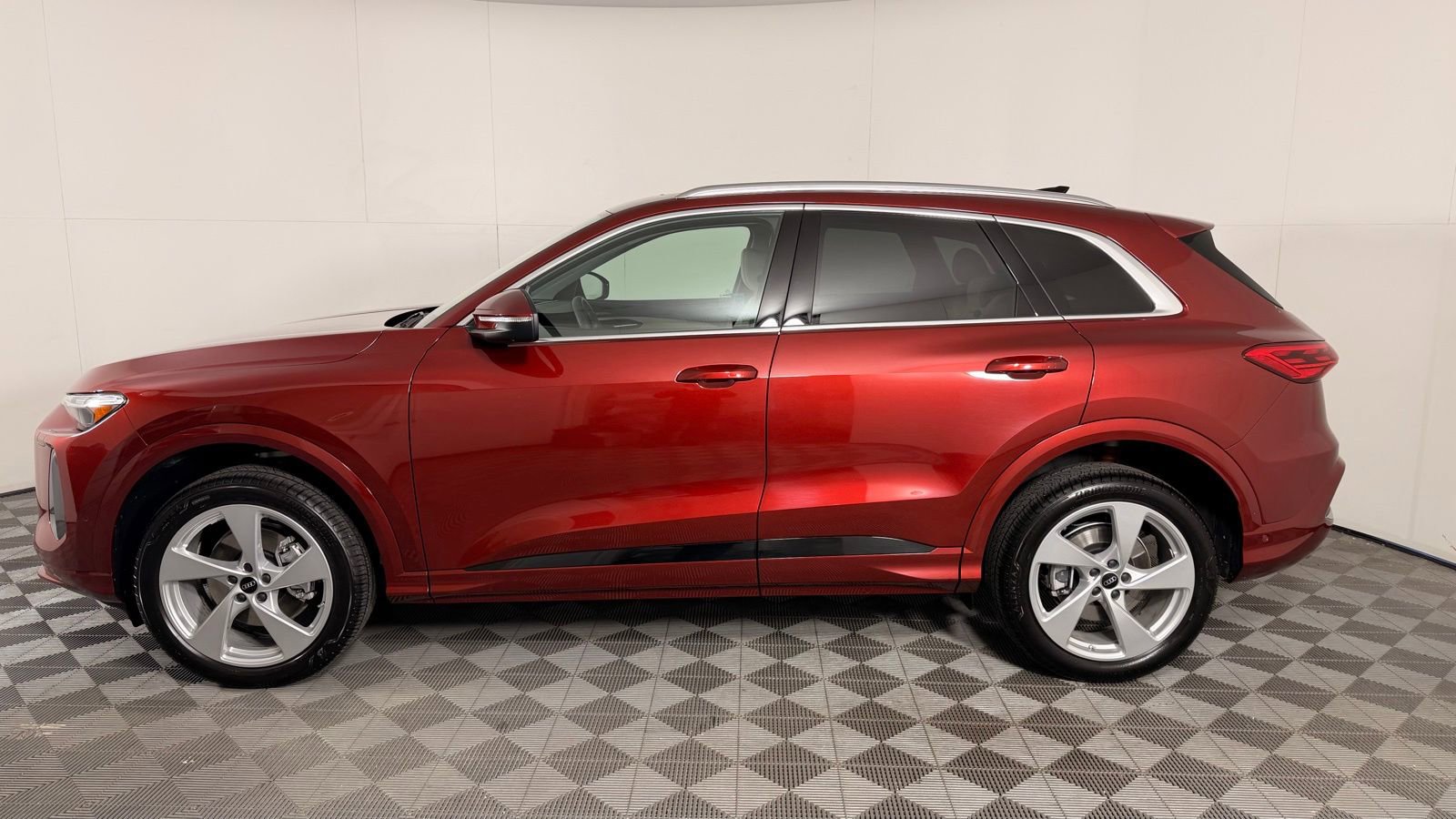 Used 2025 Audi Q5 Premium Plus w/ Premium Plus image 6