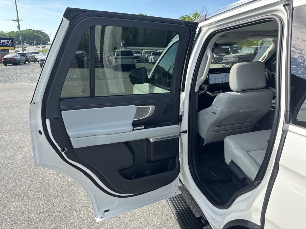 Used 2025 Ford Expedition Platinum w/ Driver's Package image 29