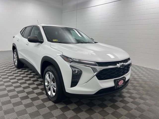 Used 2024 Chevrolet Trax LS FWD image 1