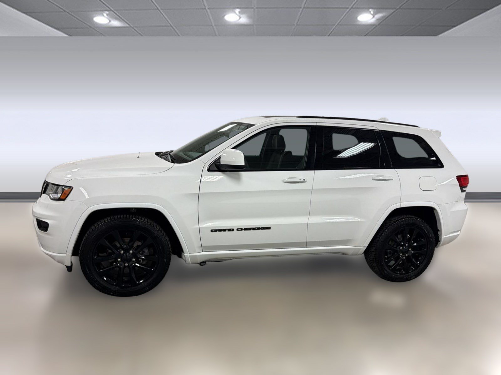 Used 2020 Jeep Grand Cherokee Altitude AWD/4WD image 2