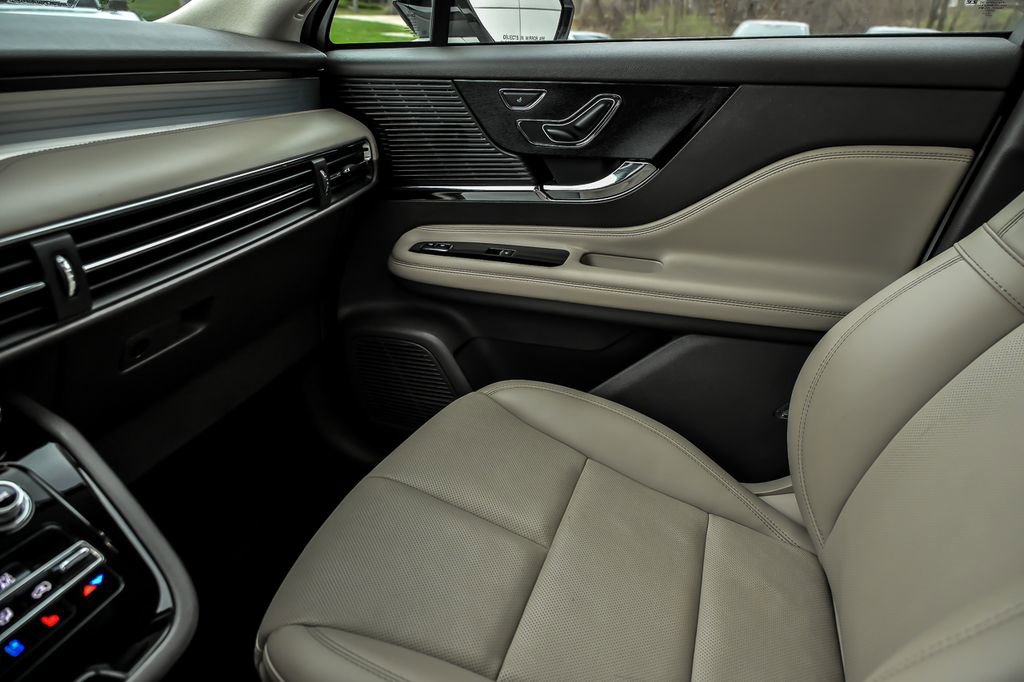 Used 2022 Lincoln Corsair AWD w/ Premium Package image 28