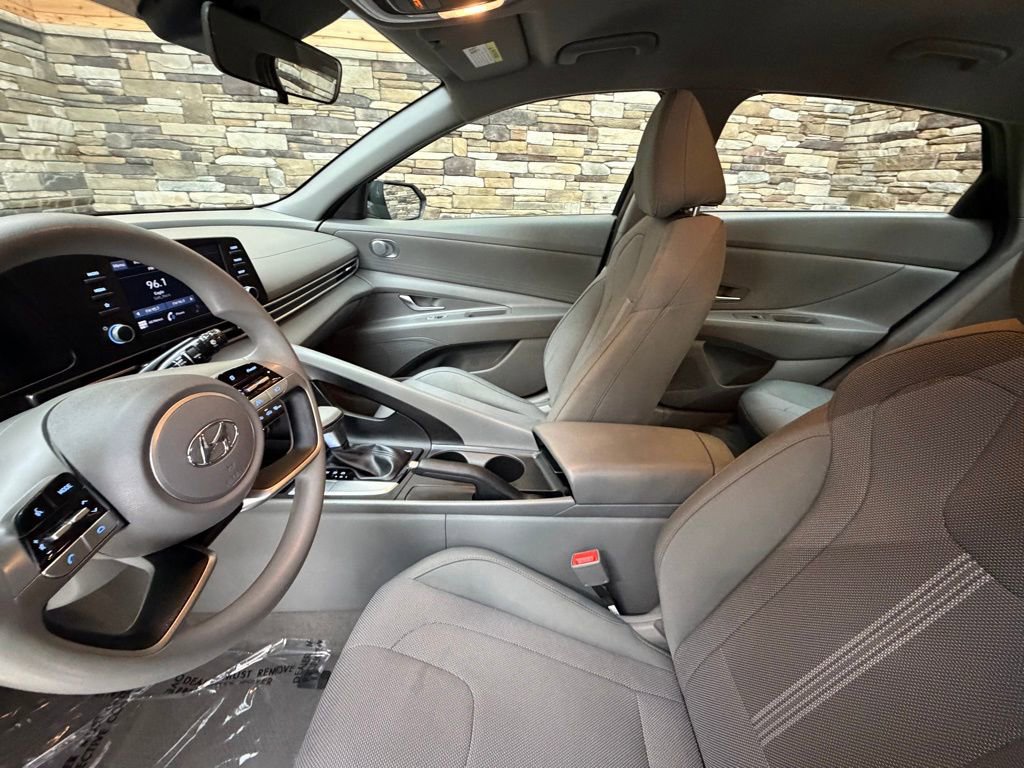 Used 2022 Hyundai Elantra SE image 9