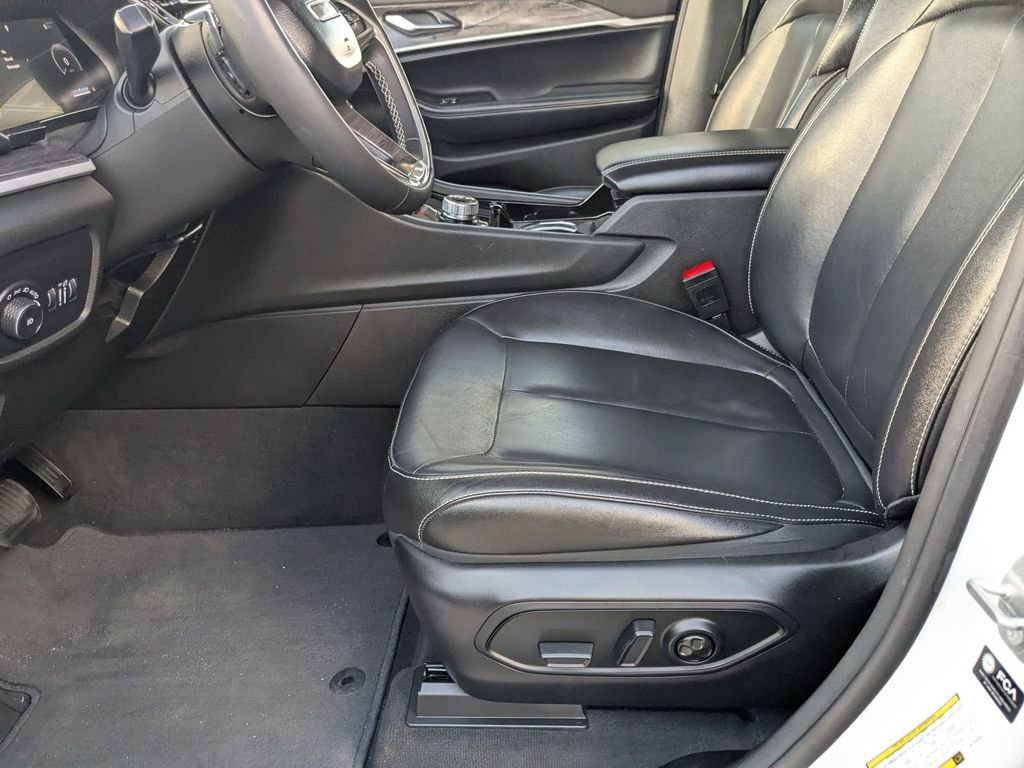 Used 2023 Jeep Grand Cherokee L Limited w/ Black Appearance Package image 11