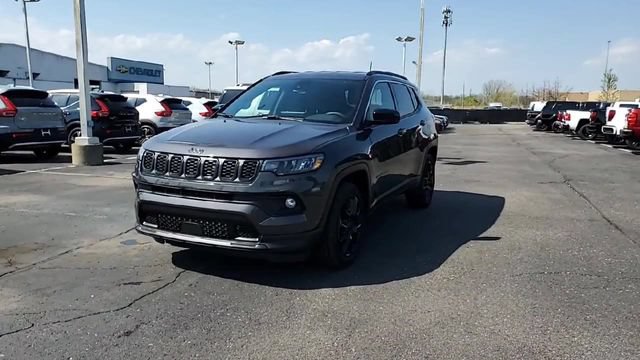Used 2024 Jeep Compass Latitude AWD/4WD image 4