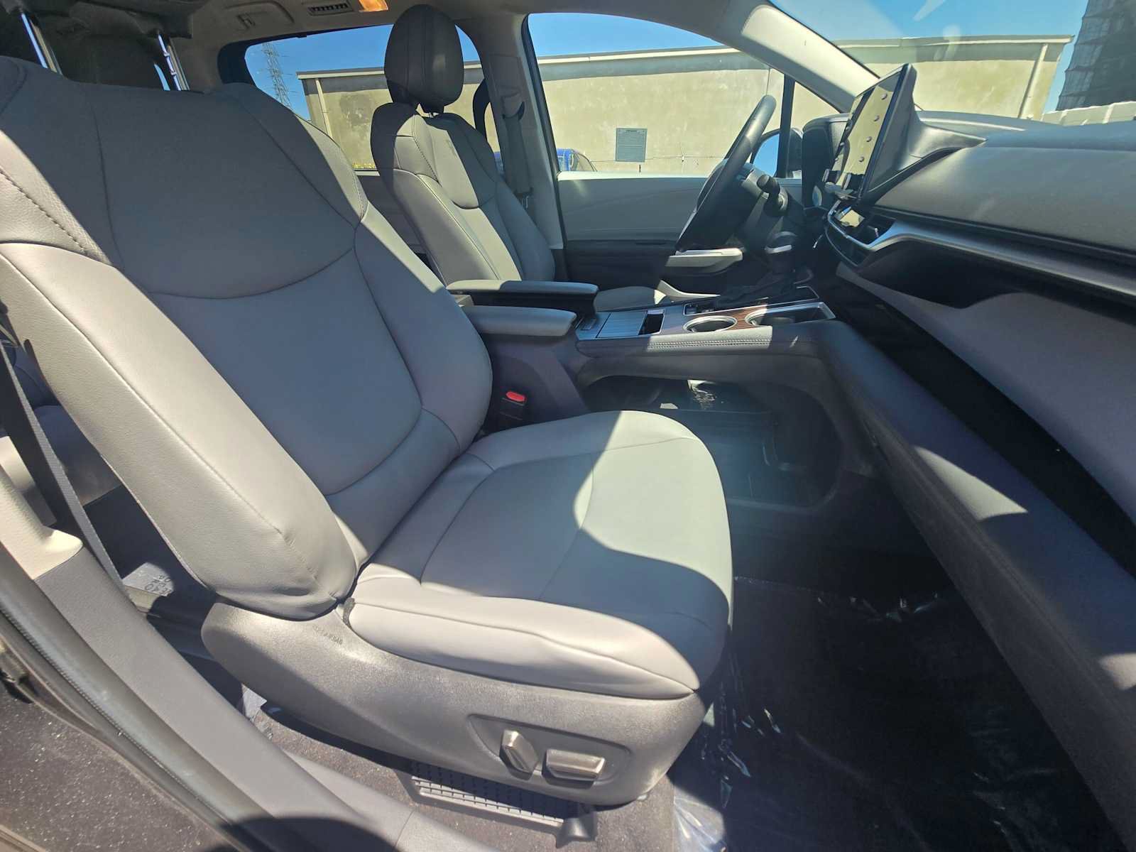 Used 2023 Toyota Sienna XLE w/ XLE Plus Package FWD image 10