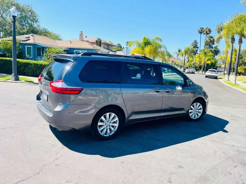 Used 2017 Toyota Sienna Limited FWD image 5