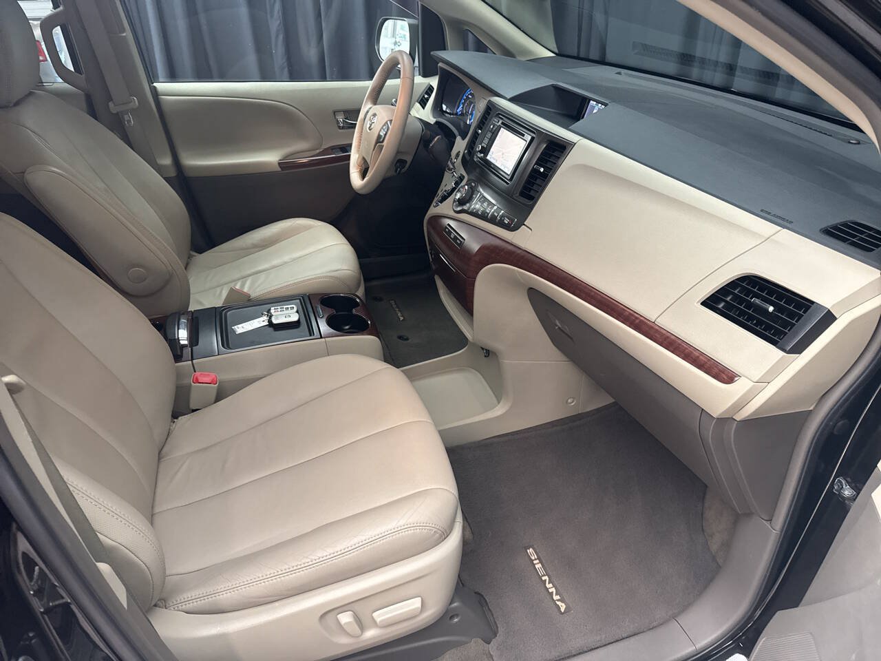 Used 2013 Toyota Sienna XLE AWD/4WD image 27