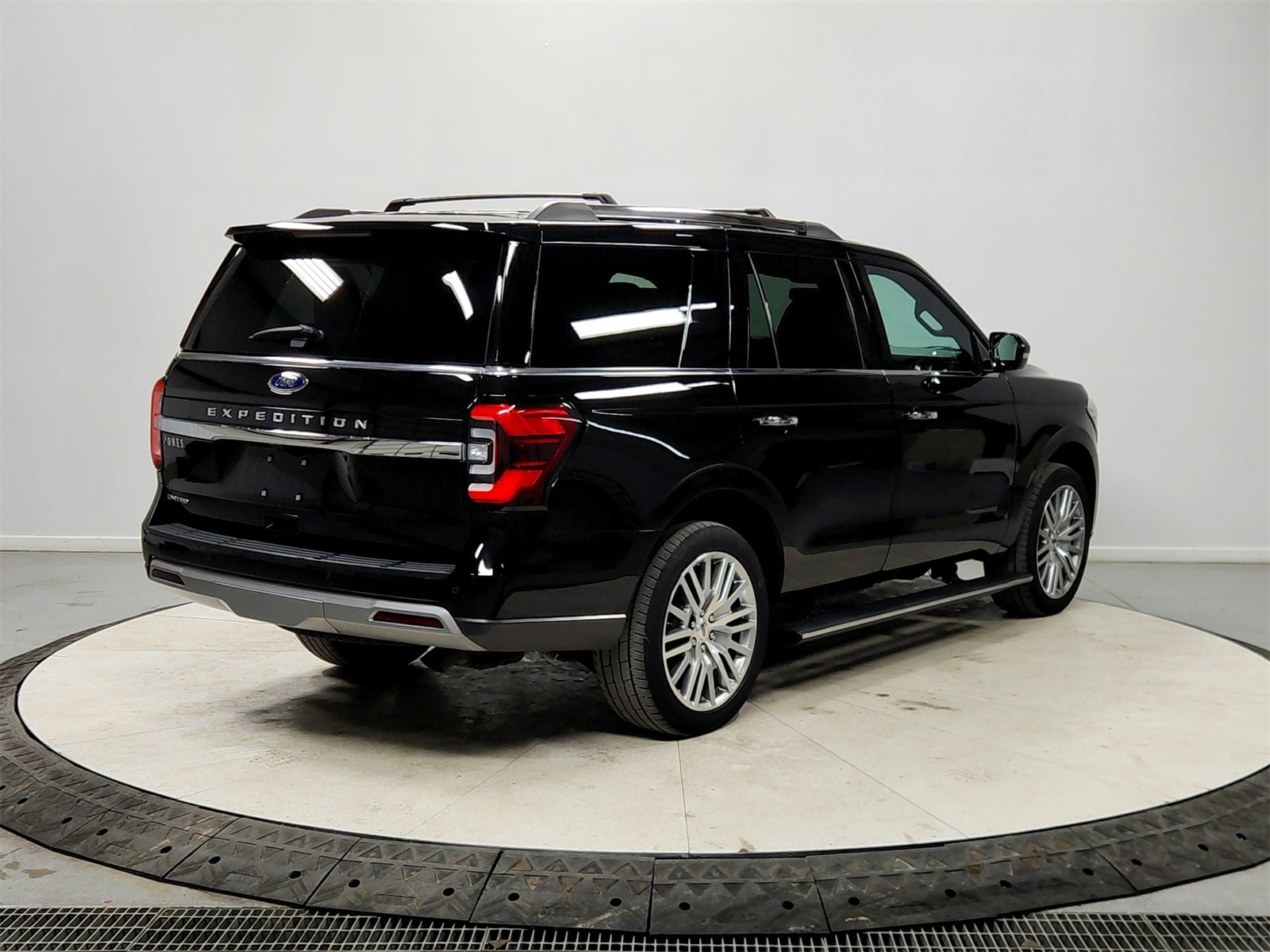 Used 2024 Ford Expedition Limited image 7