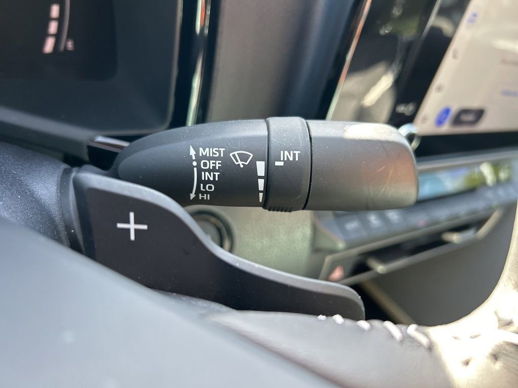 Used 2025 Toyota Camry SE w/ Convenience Package image 30