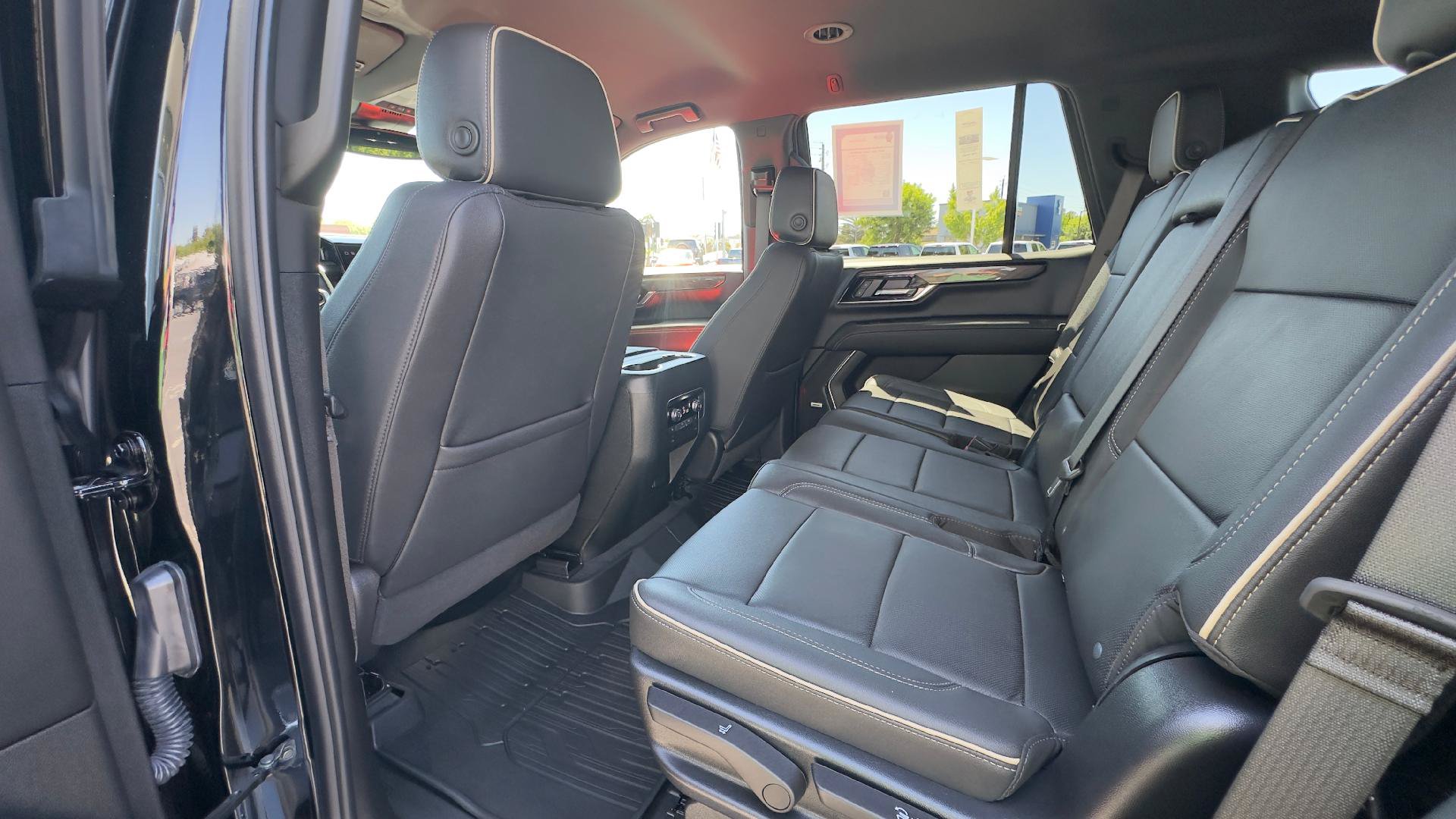 Used 2025 GMC Yukon Elevation AWD/4WD image 9