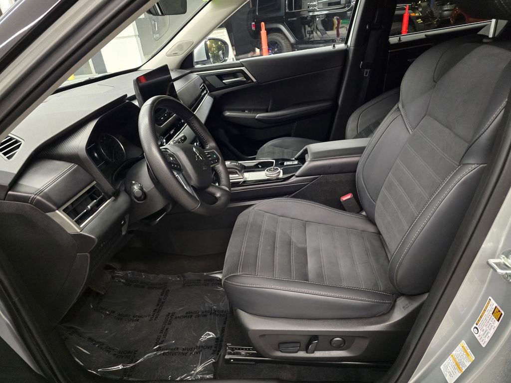 Used 2025 Mitsubishi Outlander SE FWD image 17