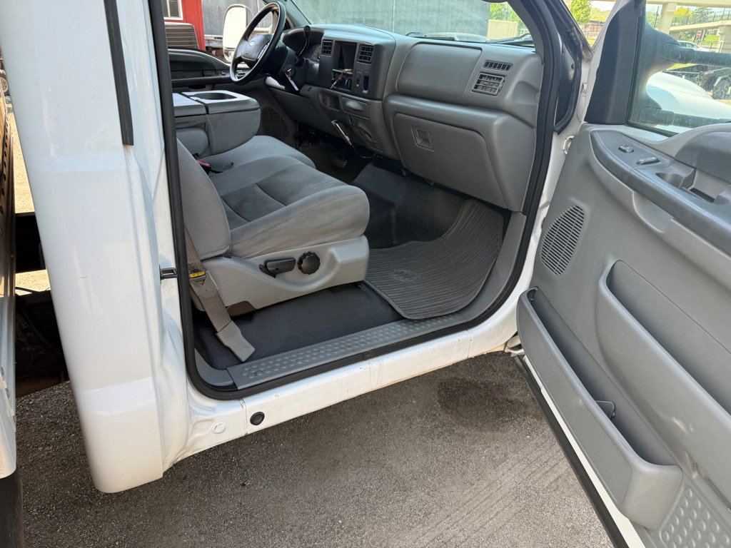 Used 2004 Ford F550 2WD Regular Cab Super Duty image 12