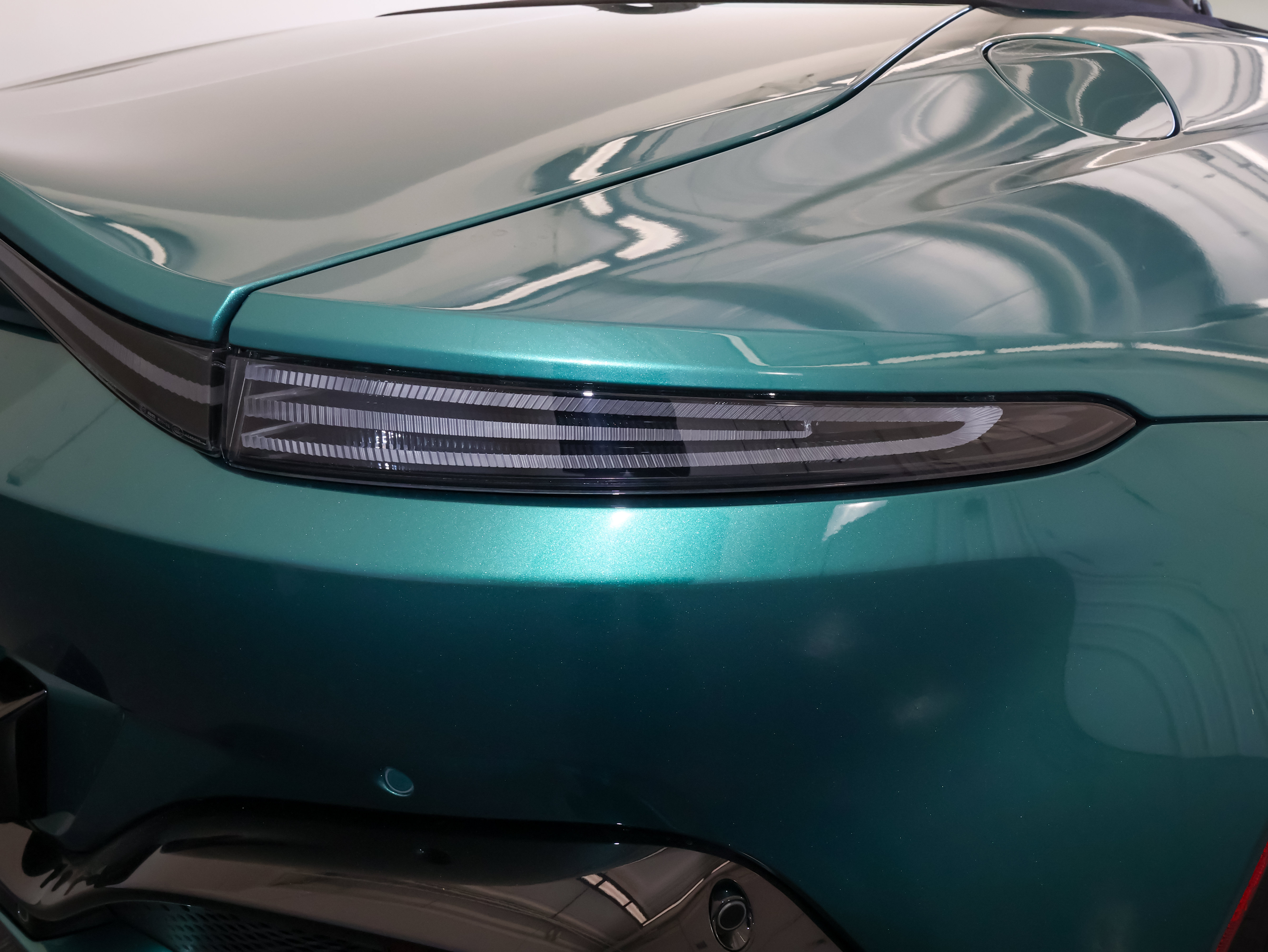 Used 2023 Aston Martin V8 Vantage Roadster RWD image 38