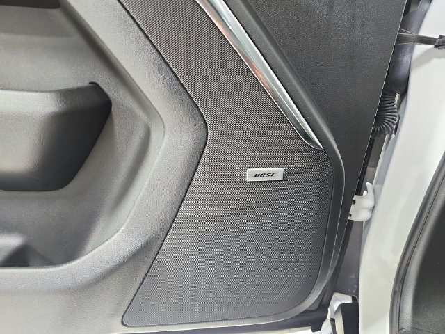 Used 2025 GMC Yukon Denali RWD image 32