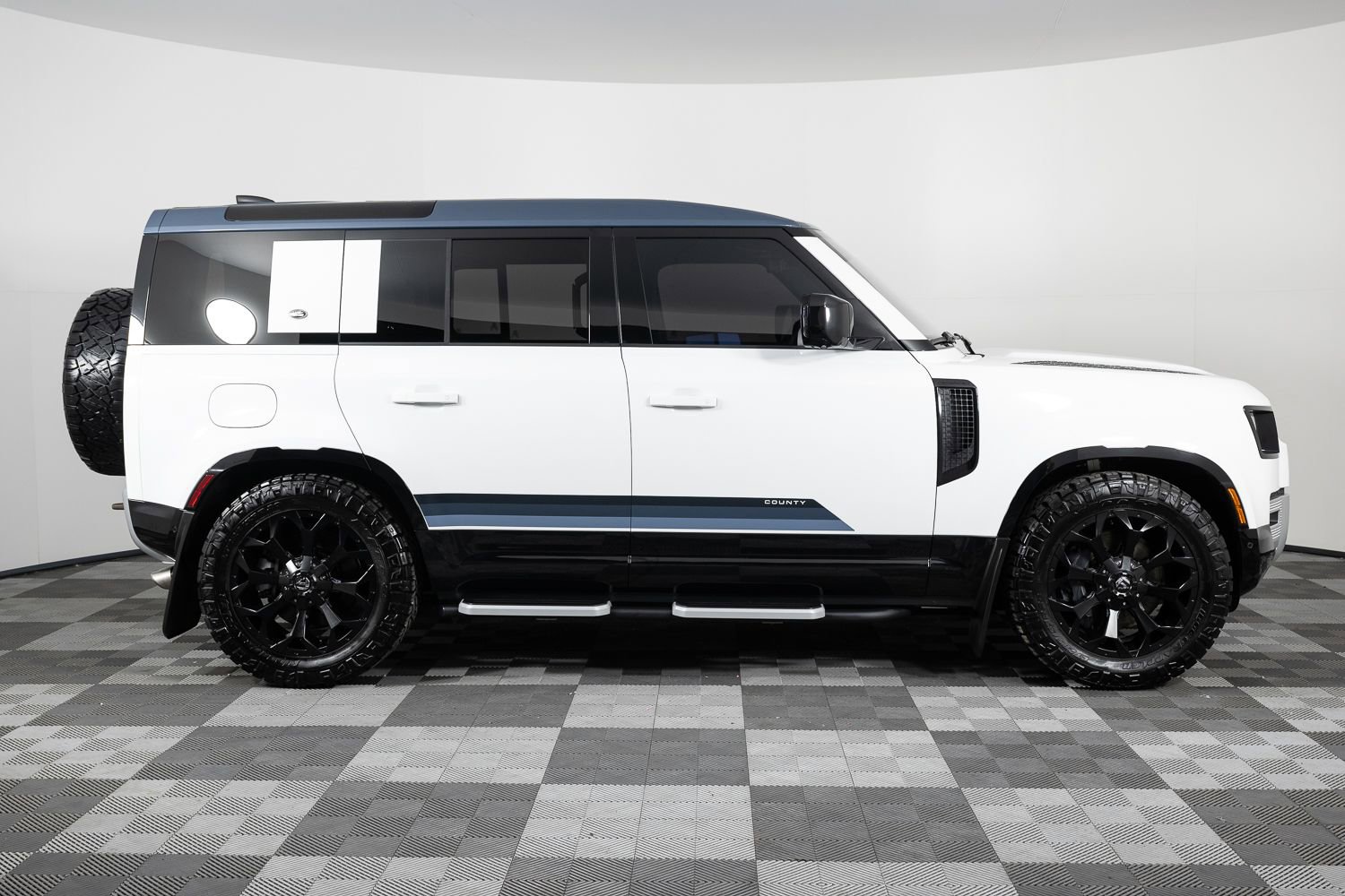 Used 2024 Land Rover Defender 110 SE image 8