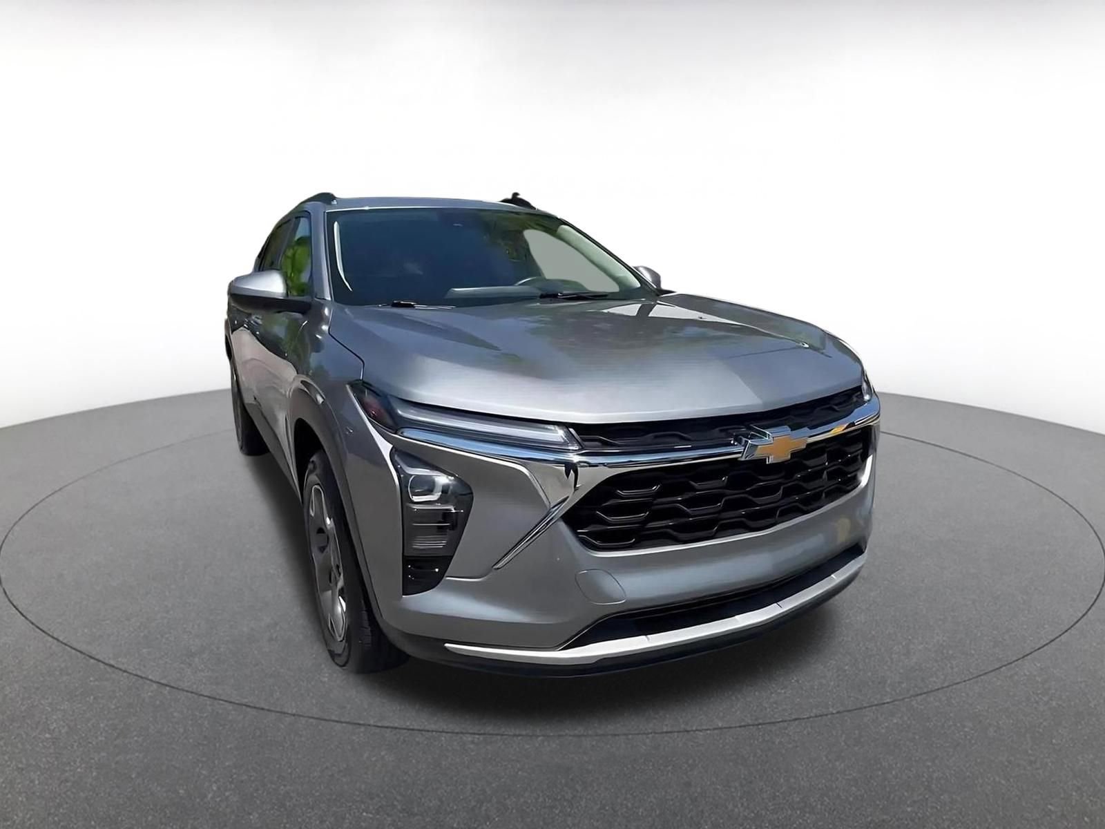 Used 2025 Chevrolet Trax LT FWD image 3