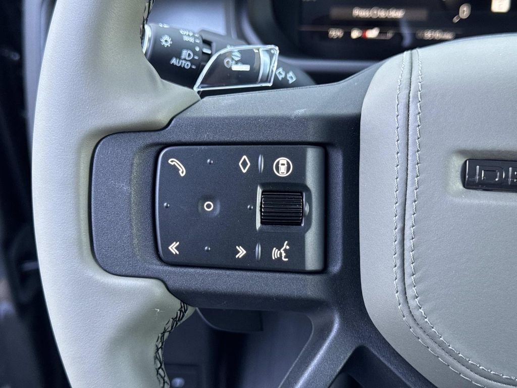 Used 2025 Land Rover Defender 110 AWD/4WD image 31