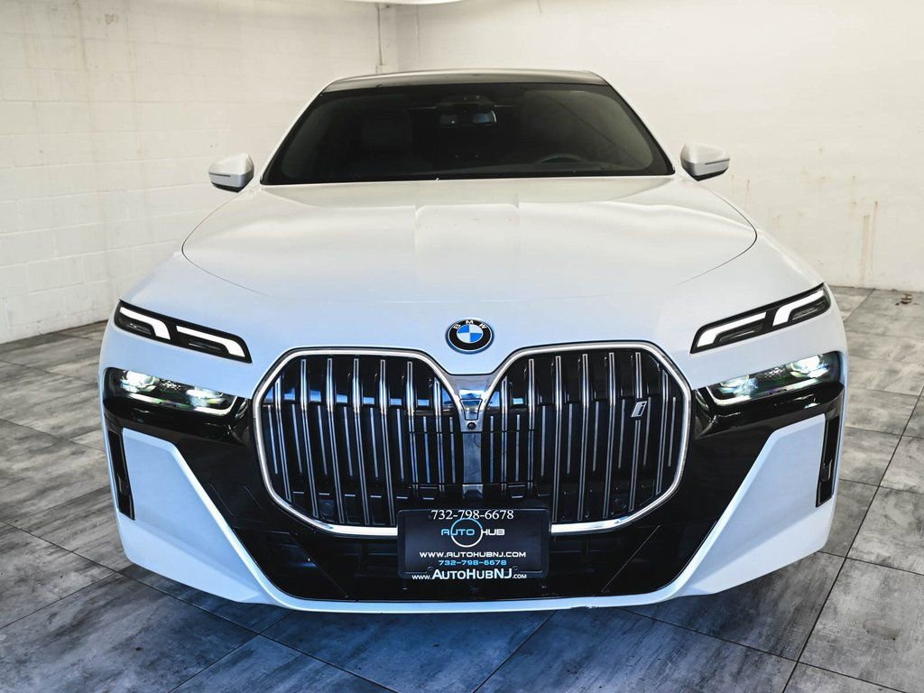 Used 2025 BMW i7 xDrive60 image 2