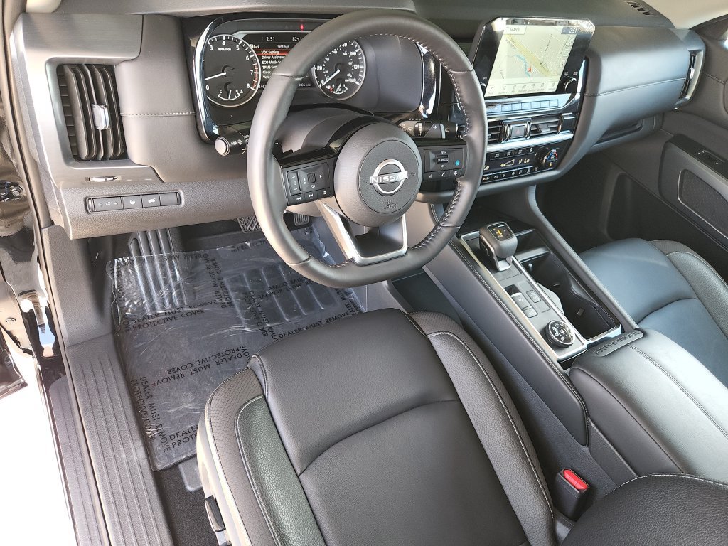 Used 2025 Nissan Pathfinder SL AWD/4WD image 12