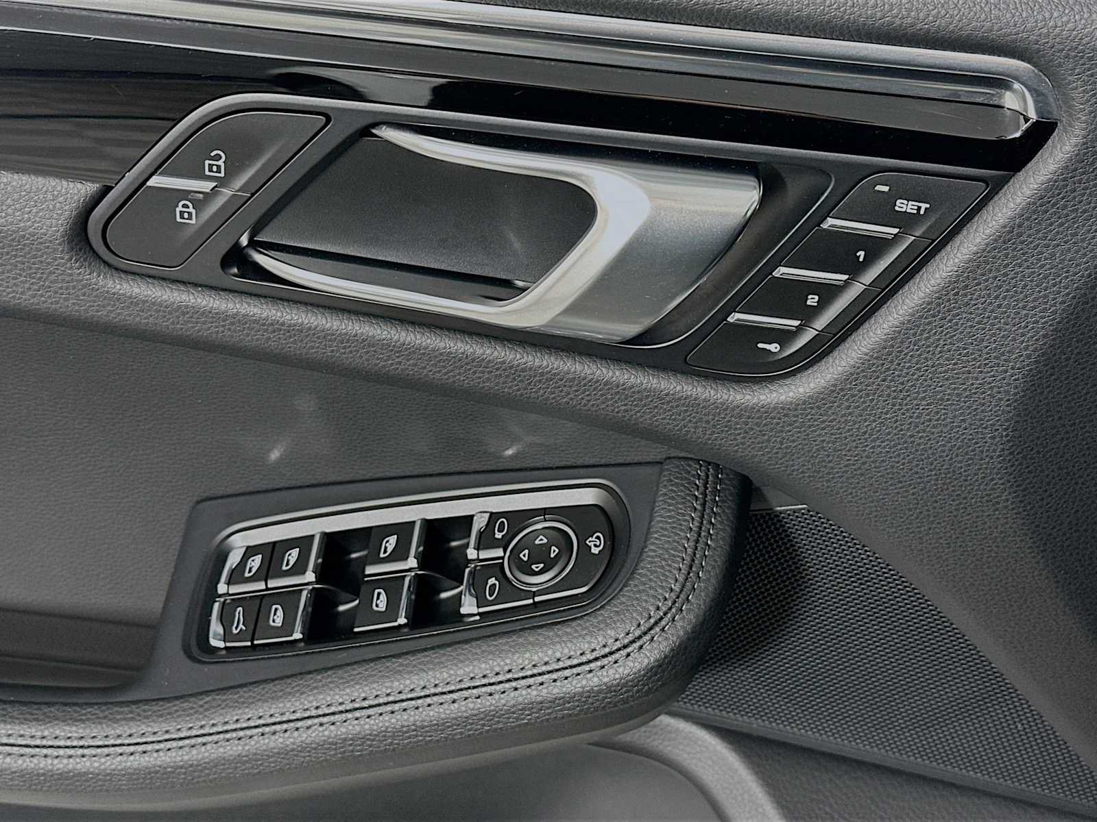 Certified 2025 Porsche Macan AWD/4WD image 11