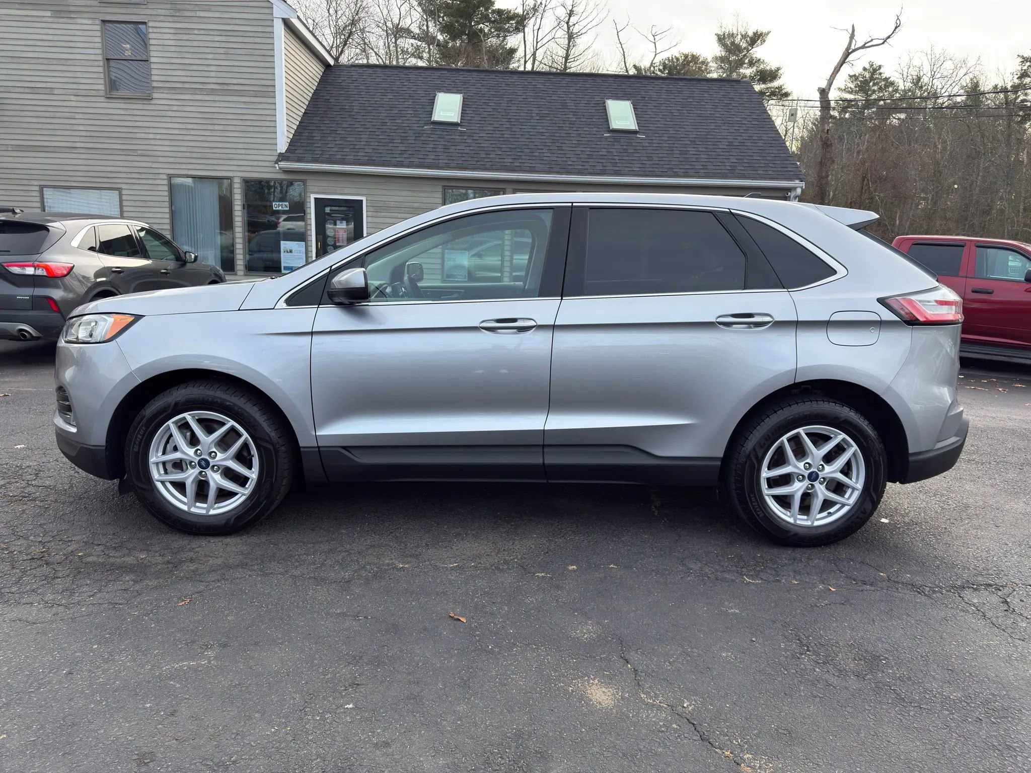 Used 2021 Ford Edge SEL w/ Cargo Accessory Package image 4