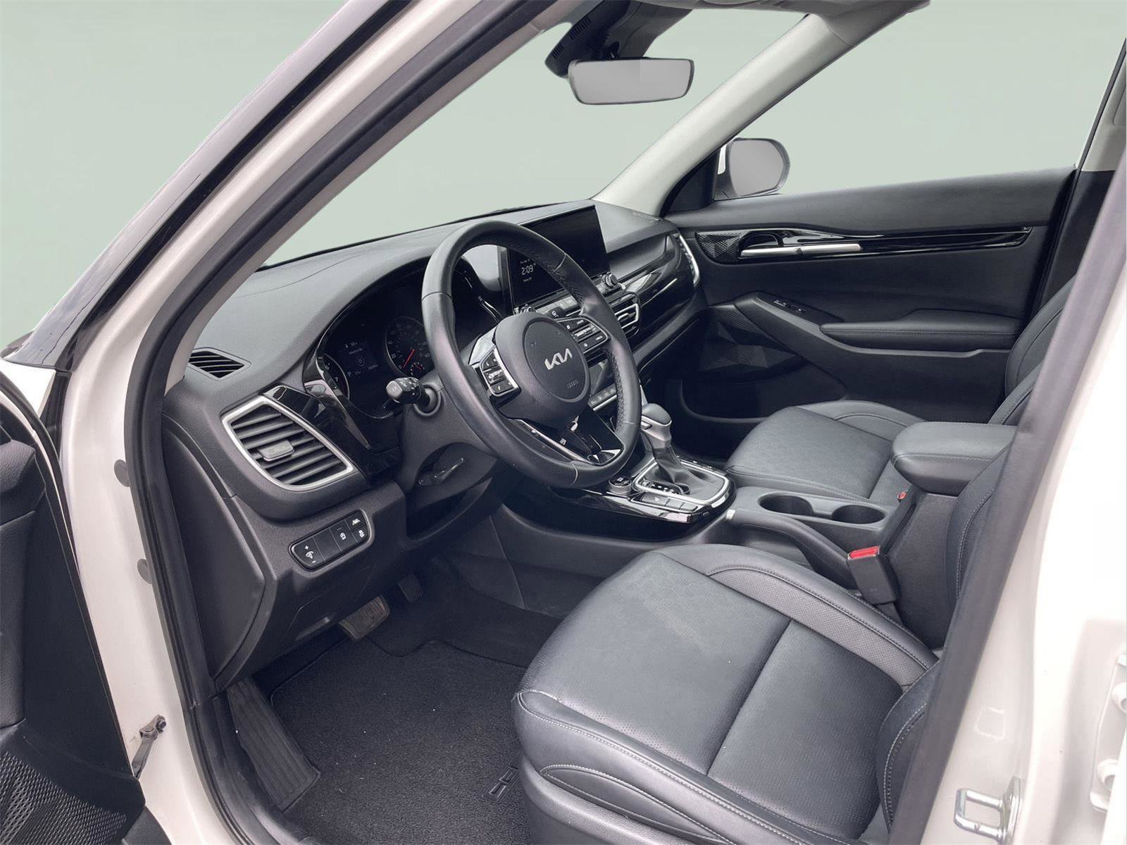 Used 2022 Kia Seltos EX image 11