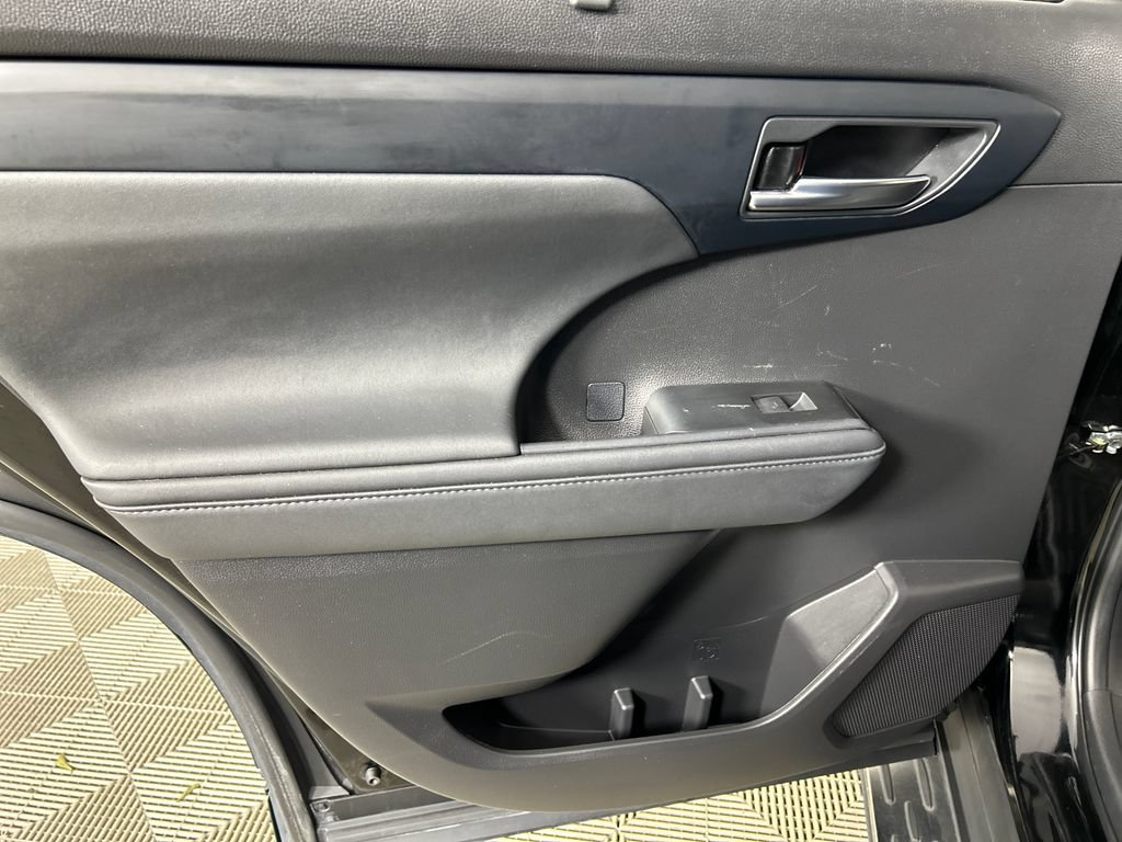Used 2022 Toyota Highlander XLE FWD image 16
