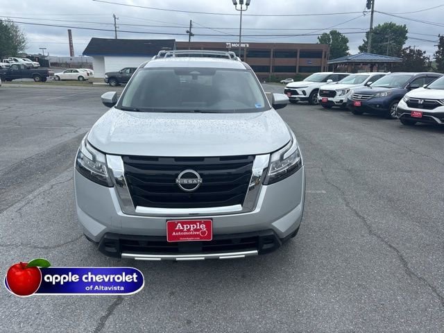 Used 2023 Nissan Pathfinder SL AWD/4WD image 2