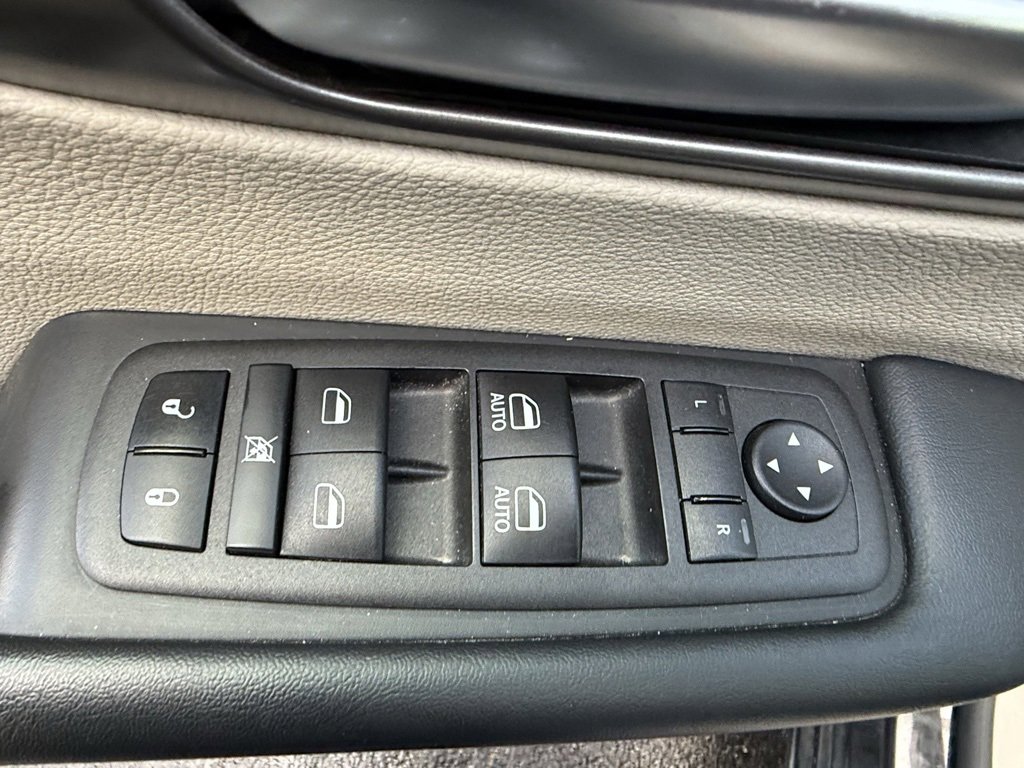 Used 2023 Chrysler Pacifica Touring-L image 30