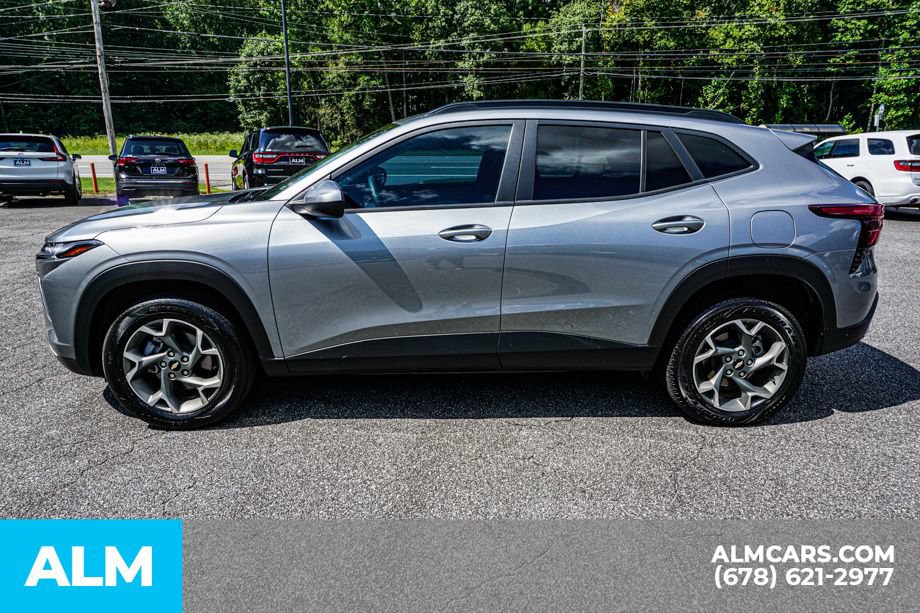 Used 2025 Chevrolet Trax LT FWD image 6