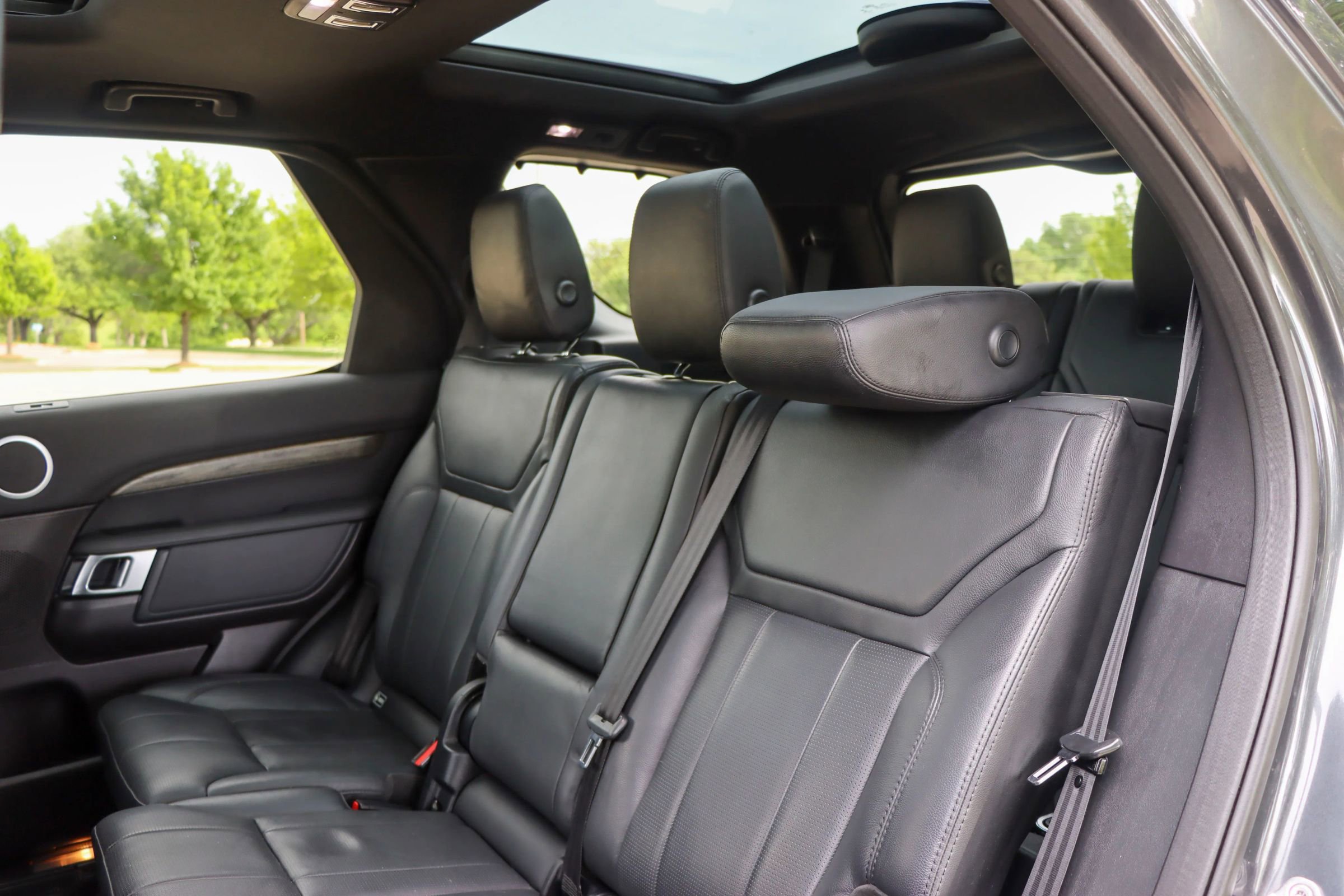 Used 2017 Land Rover Discovery HSE AWD/4WD image 17