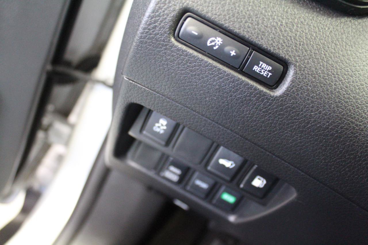 Used 2018 Nissan Rogue SV image 11